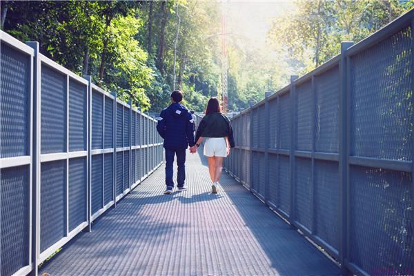 女子表白被拒，等到被男人反追的时候，怒怼男人：你配不上我