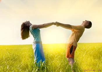 女朋友不开心，哄女朋友开心的幽默聊天技巧