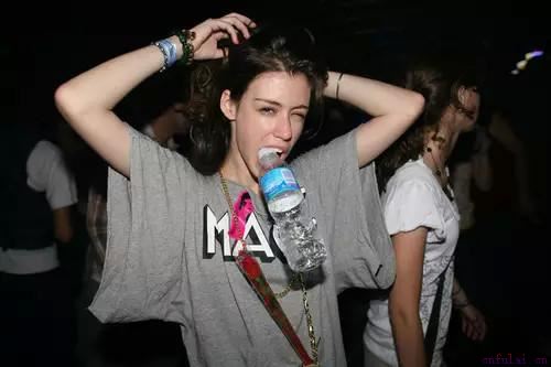 怎样在酒吧或夜店把妹时跟妹子聊天