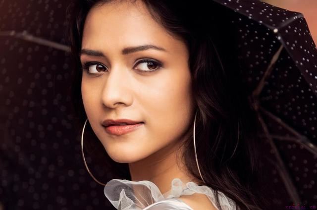 跟女人聊天，把“在干嘛”换成这3句话，瞬间让女人对你感兴趣