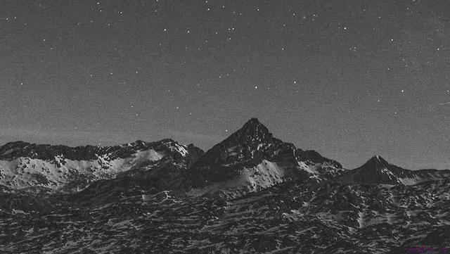 刚认识一个男生，怎么撩，在线等！