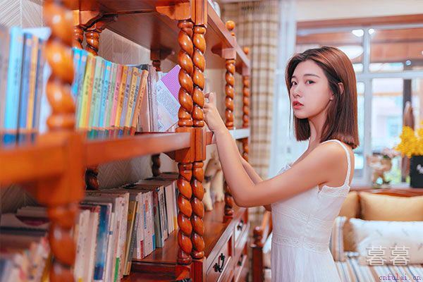 善良的女友被老头玩弄 有钱的老男人都是骗人的