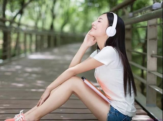 跟女孩子聊天怎么找话题，学会这些姿势想怎么聊就怎么聊