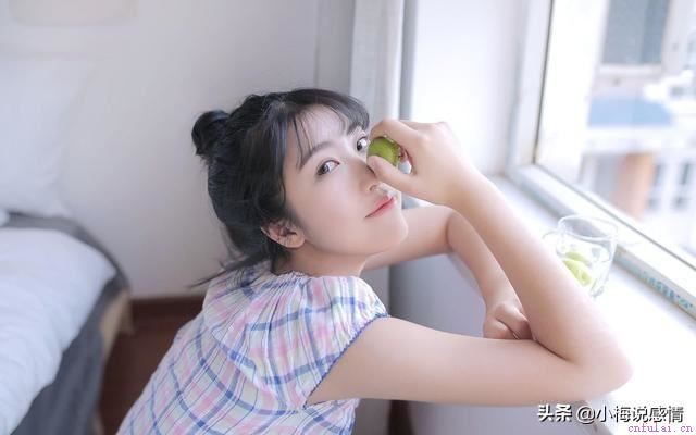遇到心仪的女孩，聪明人不会主动表白，而是会用这些方式暗示她