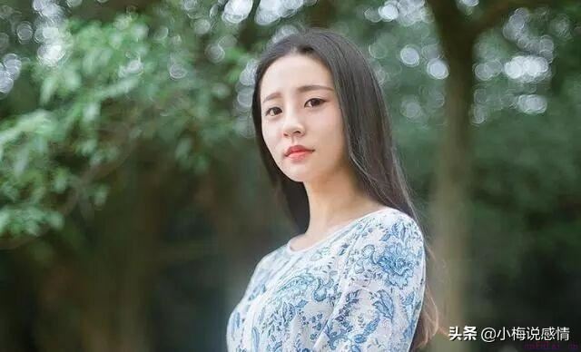 遇到心仪的女孩，聪明人不会主动表白，而是会用这些方式暗示她