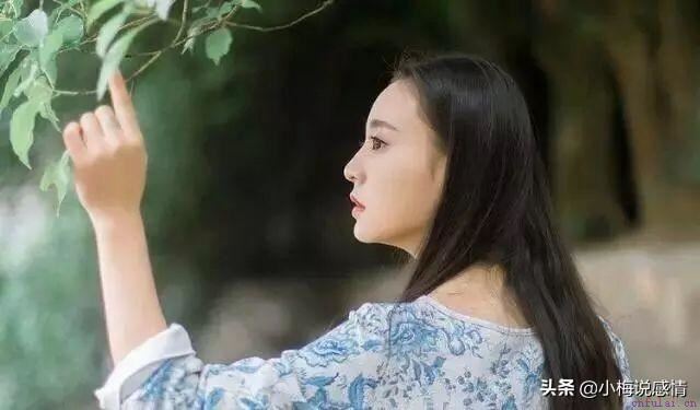 遇到心仪的女孩，聪明人不会主动表白，而是会用这些方式暗示她