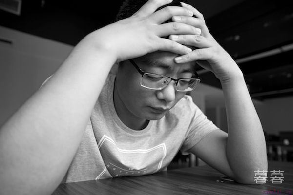 感觉无助心累的句子 没有人会反复包容你的小脾气