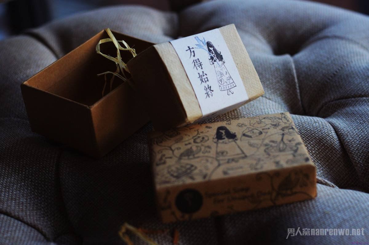 用防丢绳牵着女友逛街 用礼物“收买”女友的心