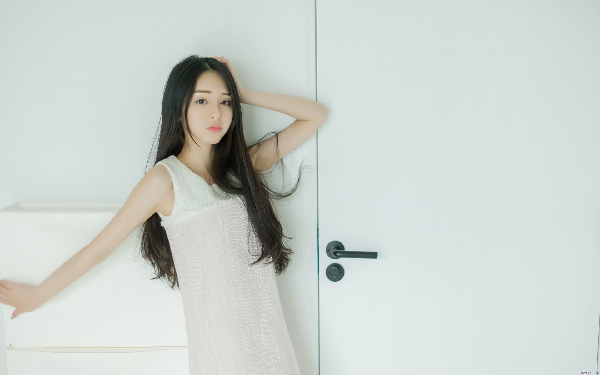 男生黑穿什么颜色显白，一定要避免鲜艳颜色