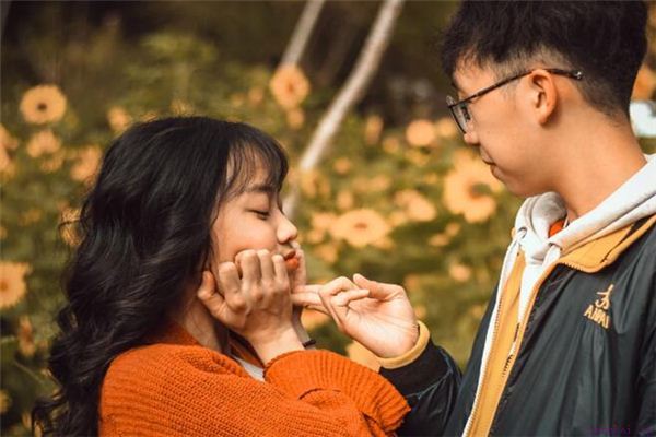 女孩从不主动找你聊天,女生为什么不主动找你聊天