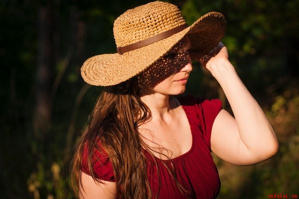 第一次约女生吃饭时 这么做会让女生对你好感攀升！