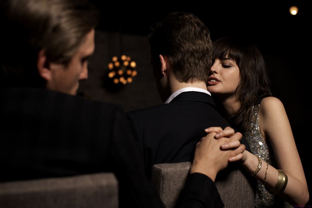 爱上已婚男人怎么办？抽身离开及时止损才正确