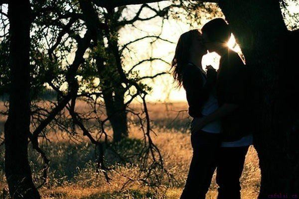 出轨常用的联系方法,男人出轨后心理变化期